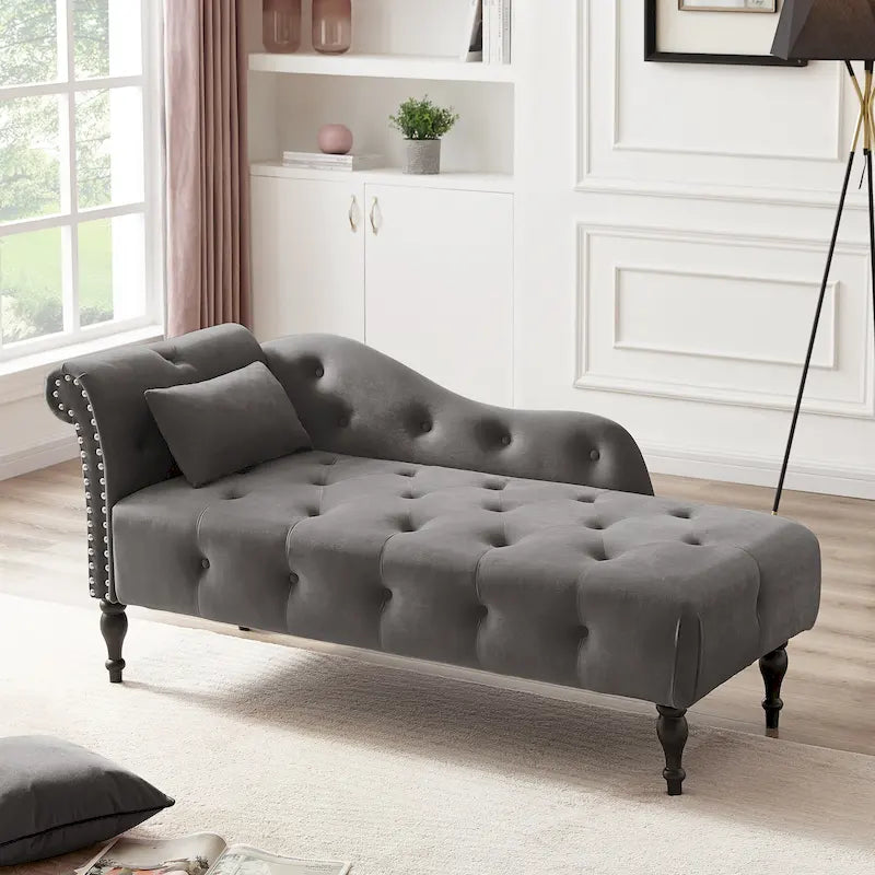 60.6 Chaiselongue mit Samtbezug, Knopfheftung und Ziernägeln