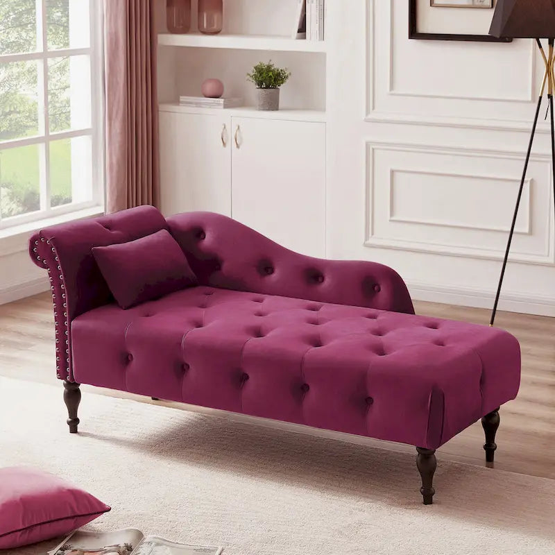 60.6 Chaiselongue mit Samtbezug, Knopfheftung und Ziernägeln