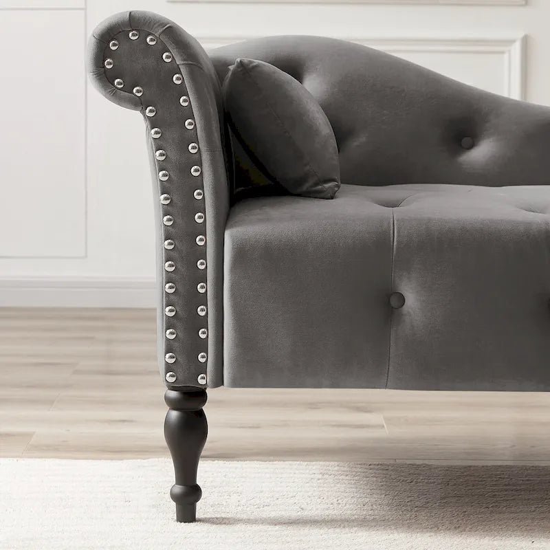 60.6 Chaiselongue mit Samtbezug, Knopfheftung und Ziernägeln