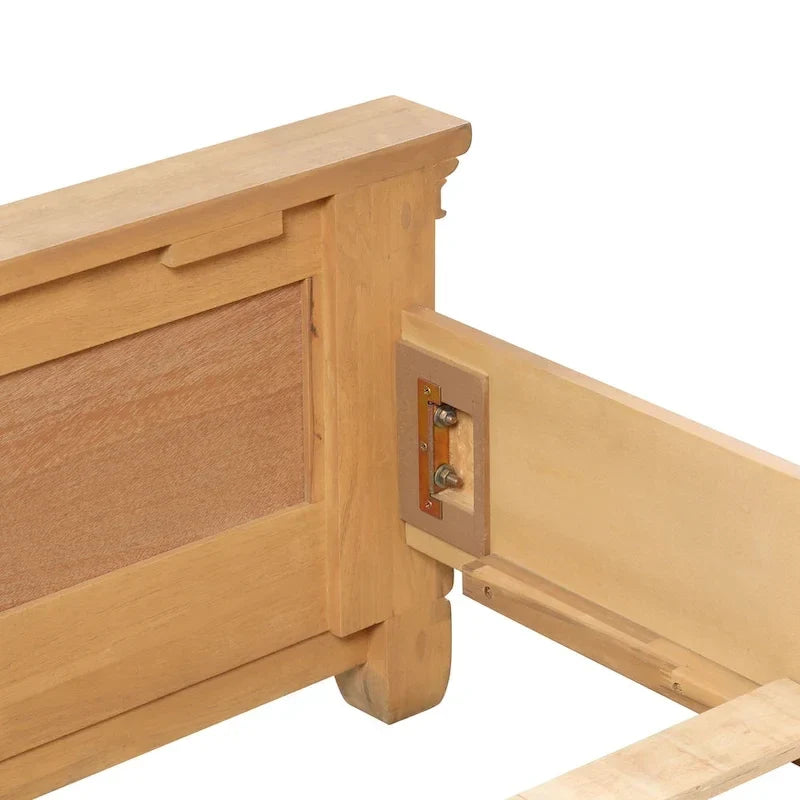 Bett aus Massivholz mit Paneelen aus natürlicher Eiche im Landhausstil