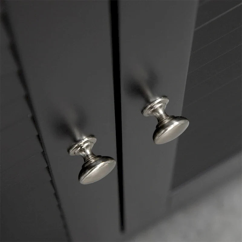 Schmaler, hoher Badezimmerschrank mit Türen und verstellbaren Einlegeböden
